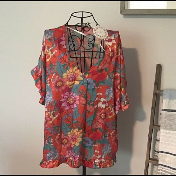 Umgee Plus Size Floral Print V-Neck Short Ruffle Hem Sleeve Top with Side Slits - Picture 5 of 9